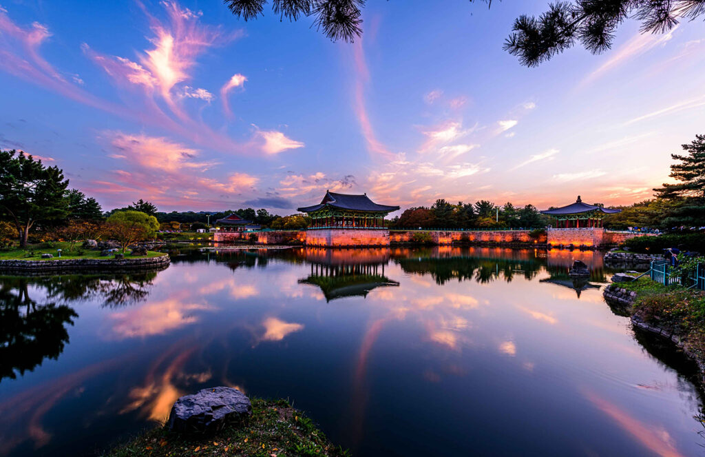 Autumn evening view of Anapji Pond in Gyeongju, a traditional pavilion reflected on the water ⓒKorea Tourism Organization Photo Korea – LEE Mo-yeon